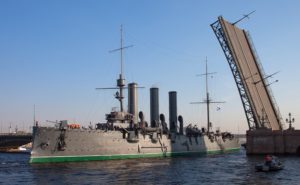 Аврора под мостом Спб