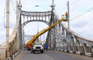 Окраска моста в Твери