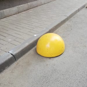 Дорожные ограждения желтого цвета