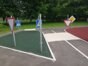 Пешеходный переход желто-белый
