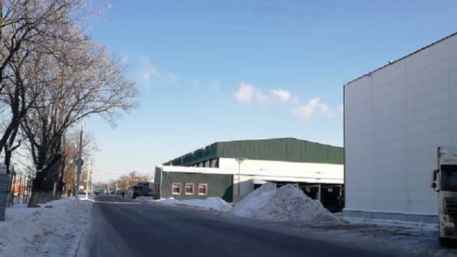 Проезжаем здание с зелёной крышей